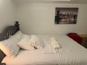 Ένα ή περισσότερα κρεβάτια σε δωμάτιο στο DIA Layover B&B