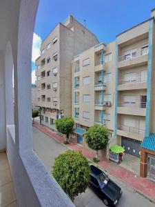 ein Auto ist vor einem Gebäude geparkt in der Unterkunft خليل in Oulad Akkou