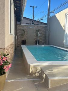 Πισίνα στο ή κοντά στο Casa em Cabo Frio - piscina e churrasqueira, 02 quartos