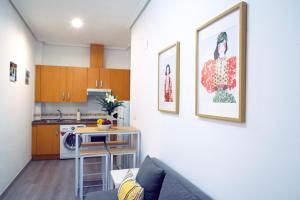 salon z kanapą i kuchnią w obiekcie El Marqués Mezquitilla w Maladze +6 zdjęć