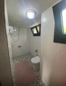 a small bathroom with a toilet and a window at Amiras Dağevi in Fındıklı