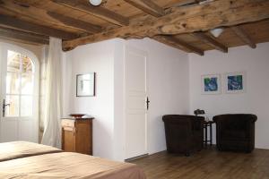 1 dormitorio con paredes blancas, 1 cama y ventana en La Verte Dordogne en Villars