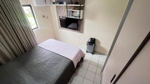 a small bedroom with a bed in a room at Excelente Flat mobiliado de 54M2 in São Luís