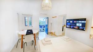 Postel nebo postele na pokoji v ubytování Loukia Studios & Suites