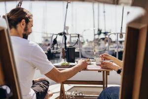 Drinks på Life On Board in a Vintage Sailboat + 31 billeder