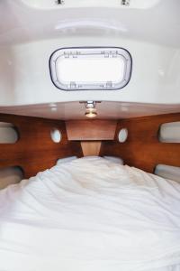 En eller flere senge i et værelse på Life On Board in a Vintage Sailboat