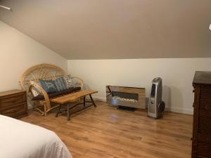 ein Schlafzimmer mit einem Bett und einer Couch und einem Kamin in der Unterkunft Entire Cordwood House 5 minutes south of town in Golden