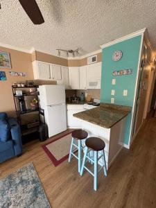 Η κουζίνα ή μικρή κουζίνα στο Seawall Breeze One bedroom Condo in Galveston