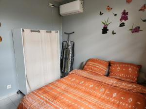 Postel nebo postele na pokoji v ubytování L'orchidée de kinabalu