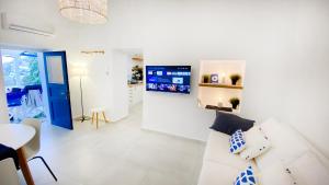 TV a/nebo společenská místnost v ubytování Loukia Studios & Suites