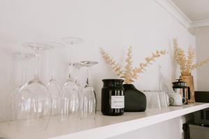 una mensola con bottiglie di vino e bicchieri di Platteland Cottage a Clarens Altre 17 foto