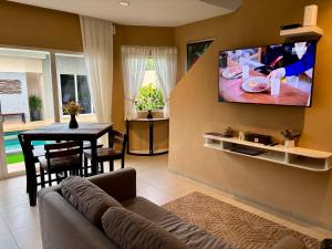 Televisyen dan/atau pusat hiburan di The Paddy Field - Private Pool Villas