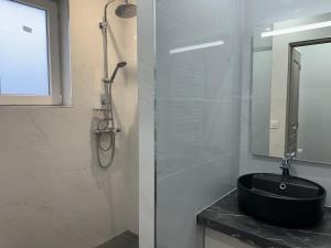 a bathroom with a black sink and a shower at Appartement cosy parking privé in Tarbes +16 photos
