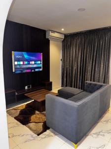 Μια τηλεόραση ή/και κέντρο ψυχαγωγίας στο Debdan Luxury Apartments