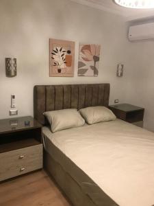 Una cama o camas en una habitación de مدينتي