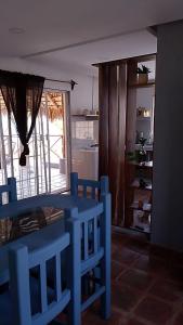 a blue table and chairs in a living room at Casa Andivi, Placer sin fin in San Pedro Pochutla