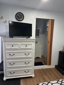 a white dresser with a television on top of it at Bonitas habitaciónes in Pembroke Pines +2 photos