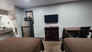 Kuchyň nebo kuchyňský kout v ubytování Express Inn Hobby Airport