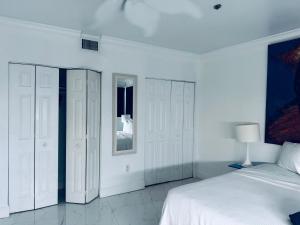 Katil atau katil-katil dalam bilik di Sunrise Penthouse ocean view terrace beach few steps away SOBE