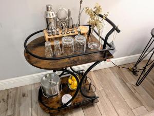 un tavolo con occhiali in una stanza di Farm Style, Bar Cart, Courtyard, BBQ- 1 Dollar rides to Beach & Downtown a Lake Worth