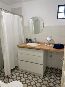 un bagno con lavandino e specchio di San Alfonso a Córdoba