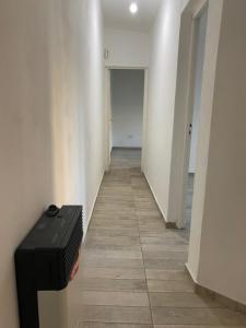 un corridoio vuoto con una valigia nera sul pavimento di San Alfonso a Córdoba