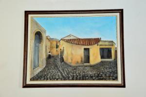 uma pintura de uma rua numa pintura numa parede em La Capinera em San Vito