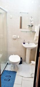 a bathroom with a toilet and a sink at Apto Térreo Recreio Praia 9 min a pé com Ar Cond in Rio de Janeiro +31 photos