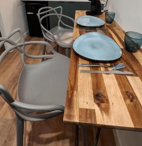 a wooden table with two chairs and a wooden table at Au cœur des Chartrons in Bordeaux