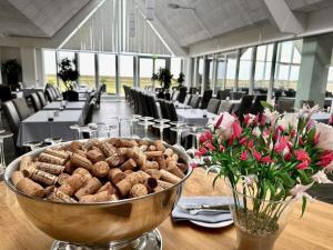eine Schüssel mit Essen auf einem Tisch mit Blumen in der Unterkunft 6 person holiday home on a holiday park in Rømø in Sønderby