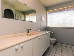 Ένα μπάνιο στο 5 person holiday home in Kerteminde