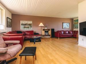 Μια τηλεόραση ή/και κέντρο ψυχαγωγίας στο 5 person holiday home in Kerteminde