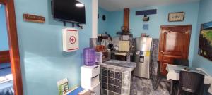 a room with a bunch of appliances on a wall at Casa Cypress - Acogedor Departamento Vacacional in Puerto Baquerizo Moreno