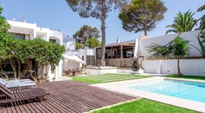 Una vista exterior de una villa con piscina. en Villa cala tarida, en Cala Tarida