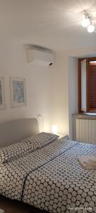 A bed or beds in a room at Casa Caterina - Riva di Solto - Iseo Lake