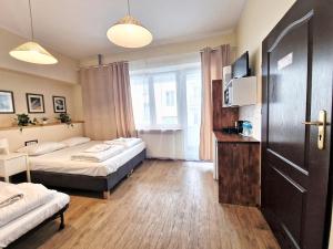 Postel nebo postele na pokoji v ubytování Hostel Helvetia Rooms Warsaw CITY CENTER and OLD TOWN