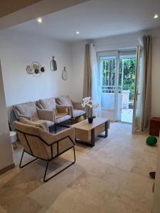 ケサルグにあるLaDy ROSE NÎMES, House for 14 peopleのソファとコーヒーテーブルのあるリビングルーム