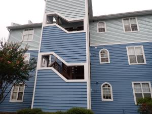 ein blaues Haus mit einem Balkon an der Seite in der Unterkunft Executive Suite Central Wilmington in Wilmington