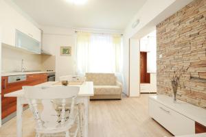 een keuken en een woonkamer met een tafel en een bank bij Little Cosy Apartment in Zadar