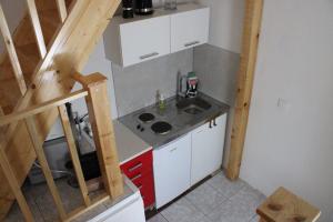 małą kuchnię ze zlewem i białymi szafkami w obiekcie Apartments and rooms with parking space Premantura, Medulin - 24363 w Puli +17 zdjęć