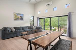 una sala de estar con un sofá y una mesa en NEW Cimaron Butte View Condo, en Sedona