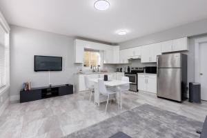 Η κουζίνα ή μικρή κουζίνα στο Cosy 2-bed Basement Suite In Quiet Neighbourhood