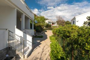 un balcón de una casa con una valla en Apartments by the sea Baska, Krk - 24433, en Baška