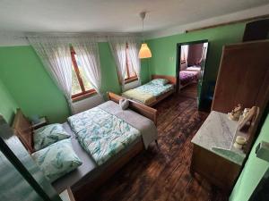 una camera da letto con due letti e uno specchio di Holiday house with a parking space Kamenski Hrib, Gorski kotar - 24427 a Plešce