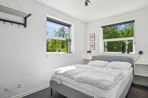 Postel nebo postele na pokoji v ubytování Nice Home In Ebeltoft With 4 Bedrooms, Swimming Pool And Wifi + 17 fotografií