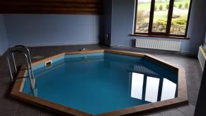 een groot zwembad in een kamer bij Apelsīns in Čornaja