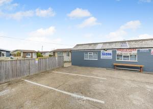 AnderbyにあるRavenna Holiday Parkの建物の前の駐車場