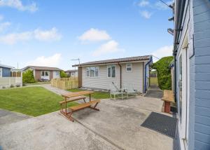AnderbyにあるRavenna Holiday Parkの裏庭(ベンチ、家)