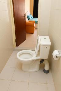 NgorChambre meublée à Ngor dans une zone calme et accessible的房间里有白色马桶的浴室