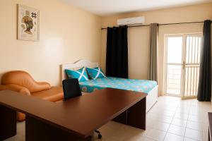 Chambre meublée à Ngor dans une zone calme et accessible客房内的一张或多张床位